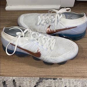 Vapor max white and Blue
